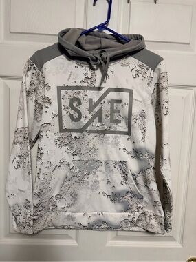 Men's SVE Graphic Pullover Hoodie in White & Gray